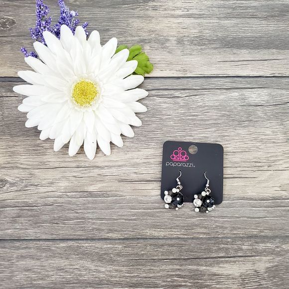 🌻 SALE Paparazzi Silver and Black Dangle Earrings - Picture 2 of 2